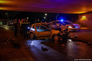 22-jarige man tegen pijler van viaduct gebotst en overleden
