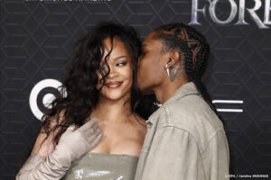 ZIEN: baby Rihanna houdt zijn moeder van work-out af