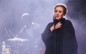 Aangeslagen Adele duikt op bij slachtoffers brand Londen