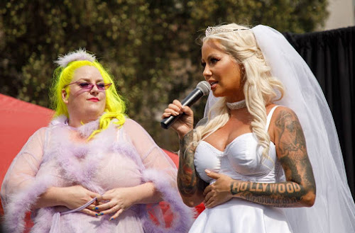 Amber Rose in trouwjurk tijdens &#8216;SlutWalk&#8217;