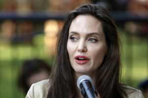 Angelina Jolie trakteert kids op Disneyland