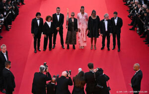 Atleten met olympische vlam over rode loper Cannes