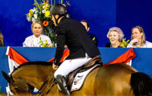 Prinses Beatrix (bijna 80) geniet van Jumping
