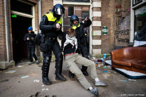 Bij protesten in Amsterdam zijn 32 mensen aangehouden