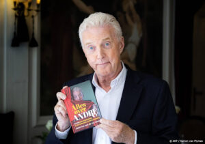 Boek André van Duin verdwijnt na week uit top 10 bestsellerlijst