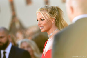 Britney Spears deelt beelden van dikke enkel na incident in hotel