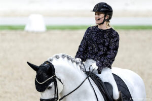 Britt Dekker rijdt engste paardrijwedstrijd van haar leven