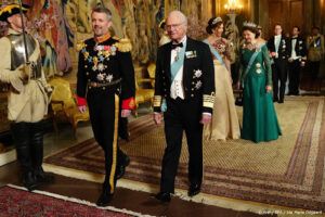 Carl Gustaf geeft Frederik advies: sta jezelf toe om te lachen