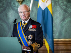 Carl Gustaf reikt medaille uit aan Melkveehouder van het jaar