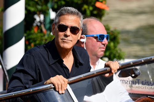 George Clooney valt van zijn scooter op Sardinië