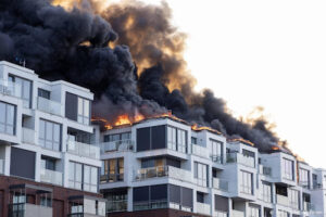 Deel bewoners niet naar huis door grote brand in Amsterdam