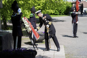 Deense koning Frederik legt krans bij nationaal monument in Oslo