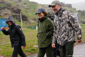 Deense koningspaar kijkt lachend terug op bezoek aan Groenland