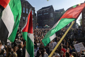 Demonstranten hijsen Palestijnse vlag op gebouw UvA-terrein