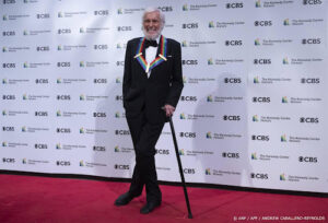 Dick van Dyke (98) breekt record oudste Daytime Emmy-kanshebbber