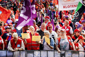 Duizenden werknemers met beperking protesteren voor hoger loon