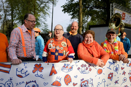 Eerste oranjefans langs de koninklijke route in Emmen