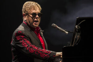 Elton John na intensive care weer op de been
