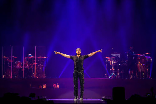 Enrique Iglesias zoent met fan tijdens concert