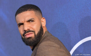 Erven Tupac boos over AI-stem in nummer van Drake
