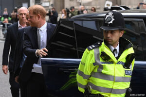 Ex-vriendin prins Harry trof tracker onder auto aan