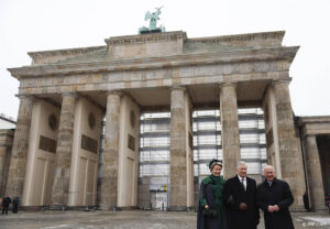 Filip en Mathilde poseren voor achterkant van Brandenburger Tor