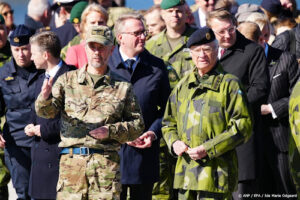 Frederik en Carl Gustaf op bezoek bij marinebasis