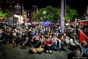 Groep betogers op Rembrandtplein, sfeer redelijk rustig