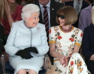 Koningin Elizabeth laat Wintour lachen