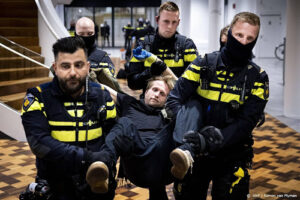 In totaal 13 actievoerders opgepakt bij Amsterdamse stadhuis