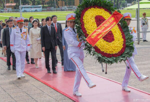Japanse kroonprins legt krans bij mausoleum Ho Chi Minh