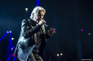 Johnny Logan gastartiest in halve finale Eurovisie Songfestival