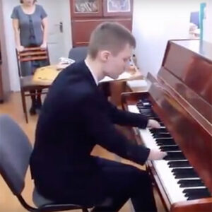 Jongen zonder handen speelt perfect piano
