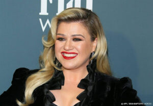 Kelly Clarkson rent podium af door probleempje met kleding
