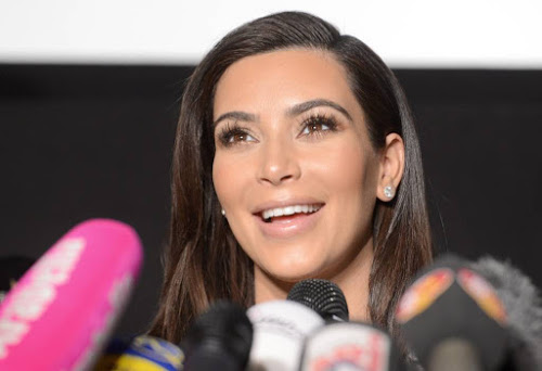 Kim Kardashian bedekt haar naakte lichaam helemaal met glitters