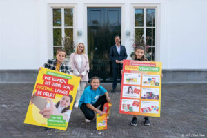 Kinderen langs deuren voor verkoop 75e editie kinderpostzegels