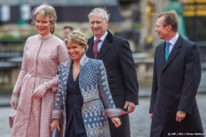 Knuffels en zoenen bij afscheid van Luxemburgse royals in België
