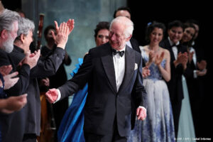 Koning Charles neemt afscheid van vertrekkend dirigent