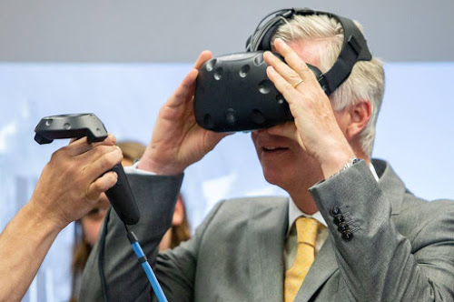 Koning Filip begeeft zich in virtuele wereld