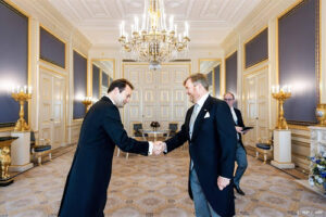 Koning Willem-Alexander beëdigt Van Leeuwen als minister