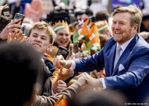 Koning Willem-Alexander en gezin vieren Koningsdag in Emmen