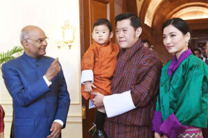 Koning van Bhutan met gezin in India