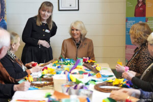 Koningin Camilla grapt over creatieve kant tijdens workshop