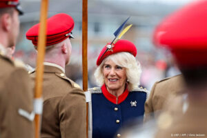 Koningin Camilla ontmoet voor het eerst als kolonel Royal Lancers
