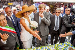 STAATSBEZOEK ITALIE: Koningspaar verrast met wandeling op markt