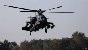 Man uit Apeldoorn schiet met vuurwapen op Apache-helikopter