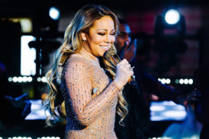 (Video) Wat is er gebeurd met Mariah Carey? Voetjes van de vloer&#8230;
