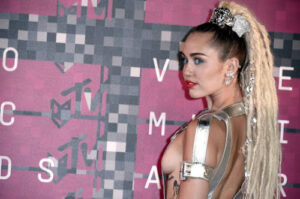 Miley Cyrus betaalt huur The Voice-deelnemer