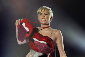 Miley annuleert optredens door varkens