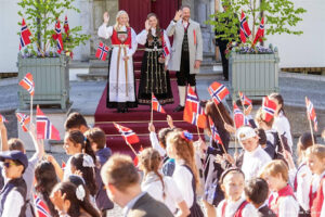 Noors kroonprinselijk gezin viert feestdag zonder Sverre Magnus